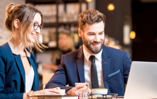 Professionisti che analizzano un caso di recupero crediti privati al computer