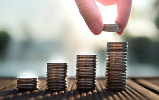 Monete impilate in crescita che rappresentano la liquidità aziendale ottenuta attraverso la cessione del credito pro soluto.